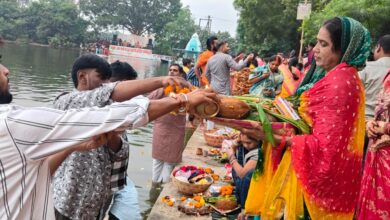 आमातालाब घाट पर उगते सूर्य को अर्घ्य देकर छठ महापर्व का समापन आमातालाब घाट पर उगते सूर्य को अर्घ्य देकर छठ महापर्व का समापन