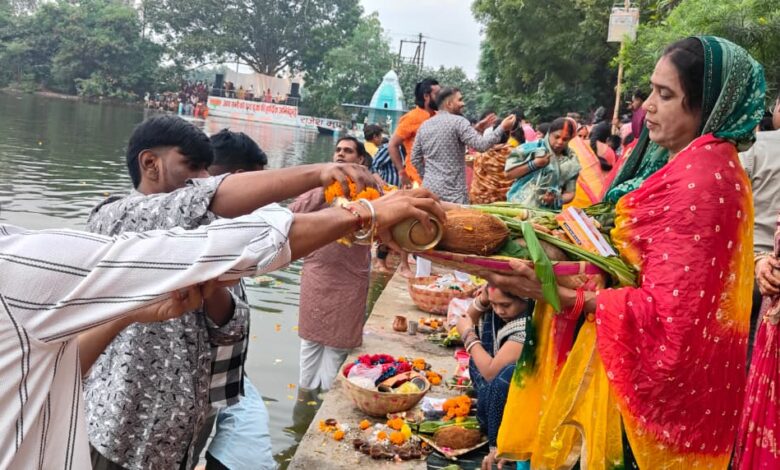 आमातालाब घाट पर उगते सूर्य को अर्घ्य देकर छठ महापर्व का समापन आमातालाब घाट पर उगते सूर्य को अर्घ्य देकर छठ महापर्व का समापन