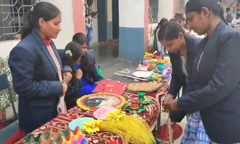 डीके कॉलेज में छात्रों ने वेस्ट मटेरियल से बनाई उपयोगी वस्तुएं, प्रदर्शनी में मिली सराहना डीके कॉलेज में छात्रों ने वेस्ट मटेरियल से बनाई उपयोगी वस्तुएं, प्रदर्शनी में मिली सराहना
