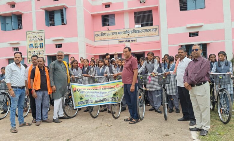 महराजपुर में 59 बालिकाओं को निशुल्क साइकिल वितरण महराजपुर में 59 बालिकाओं को निशुल्क साइकिल वितरण