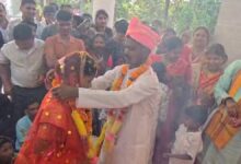 कांकेर में आत्मसमर्पित नक्सली जोड़े ने थाने में रचाई शादी, बंदूक छोड़ थामा प्रेम का हाथ कांकेर में आत्मसमर्पित नक्सली जोड़े ने थाने में रचाई शादी, बंदूक छोड़ थामा प्रेम का हाथ