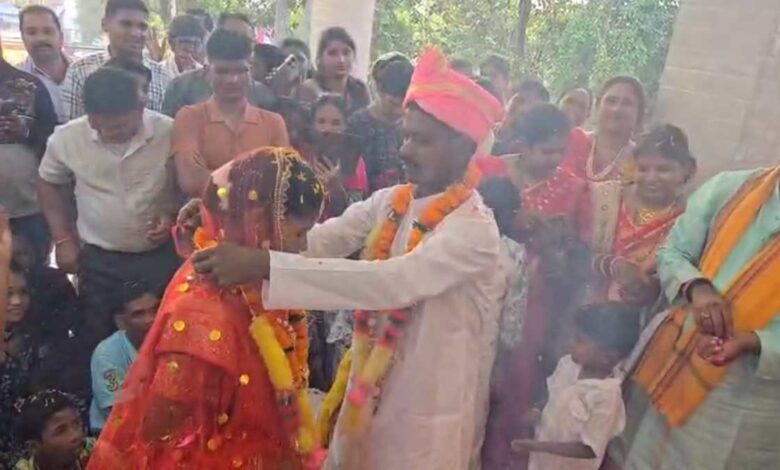 कांकेर में आत्मसमर्पित नक्सली जोड़े ने थाने में रचाई शादी, बंदूक छोड़ थामा प्रेम का हाथ कांकेर में आत्मसमर्पित नक्सली जोड़े ने थाने में रचाई शादी, बंदूक छोड़ थामा प्रेम का हाथ