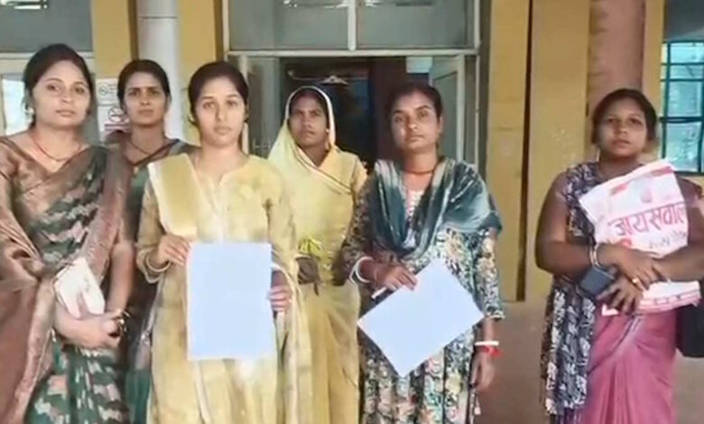 बलरामपुर जिला अस्पताल की निविदा प्रक्रिया पर विवाद, महिला स्व-सहायता समूह ने लगाए अनियमितता के आरोप बलरामपुर जिला अस्पताल की निविदा प्रक्रिया पर विवाद, महिला स्व-सहायता समूह ने लगाए अनियमितता के आरोप