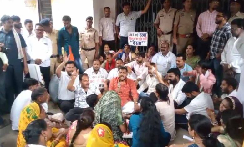 नैला नगर पालिका में भ्रष्टाचार आरोप पर कांग्रेस पार्षदों का विरोध नैला नगर पालिका में भ्रष्टाचार आरोप पर कांग्रेस पार्षदों का विरोध