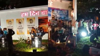 कवर्धा में शहीद स्मारक पर चढ़े लोग, अष्टमी की रात का वीडियो वायरल, जांच के निर्देश कवर्धा में शहीद स्मारक पर चढ़े लोग, अष्टमी की रात का वीडियो वायरल, जांच के निर्देश