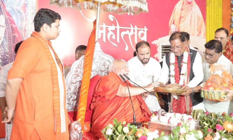 CM साय ने जगद्गुरू रामभद्राचार्य के दर्शन कर लिया आशीर्वाद, प्रदेशवासियों की सुख-समृद्धि की कामना की CM साय ने जगद्गुरू रामभद्राचार्य के दर्शन कर लिया आशीर्वाद, प्रदेशवासियों की सुख-समृद्धि की कामना की