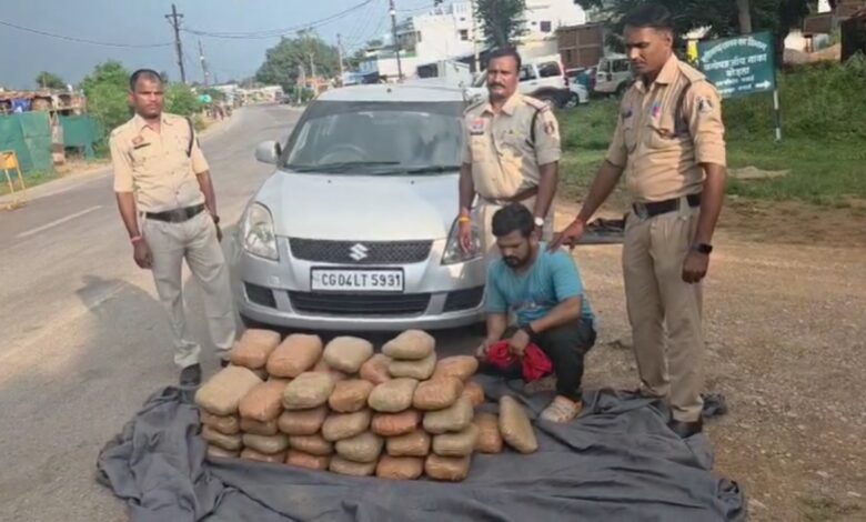 कवर्धा में अवैध गांजा तस्करी का भंडाफोड़, 50 किलो गांजा बरामद कवर्धा में अवैध गांजा तस्करी का भंडाफोड़, 50 किलो गांजा बरामद