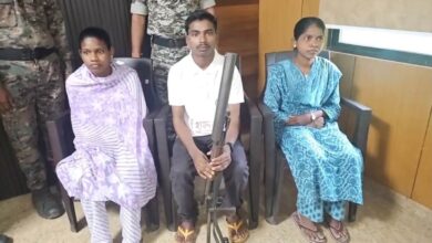 गरियाबंद में तीन इनामी नक्सलियों ने किया आत्मसमर्पण, शांति स्थापना की दिशा में बड़ी सफलता