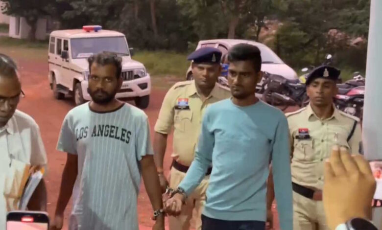 कोटवारिन हत्या कांड का खुलासा, एक ही नाम के दो आरोपी गिरफ्तार गांव दो जिलों में बंटा कोटवारिन हत्या कांड का खुलासा, एक ही नाम के दो आरोपी गिरफ्तार गांव दो जिलों में बंटा