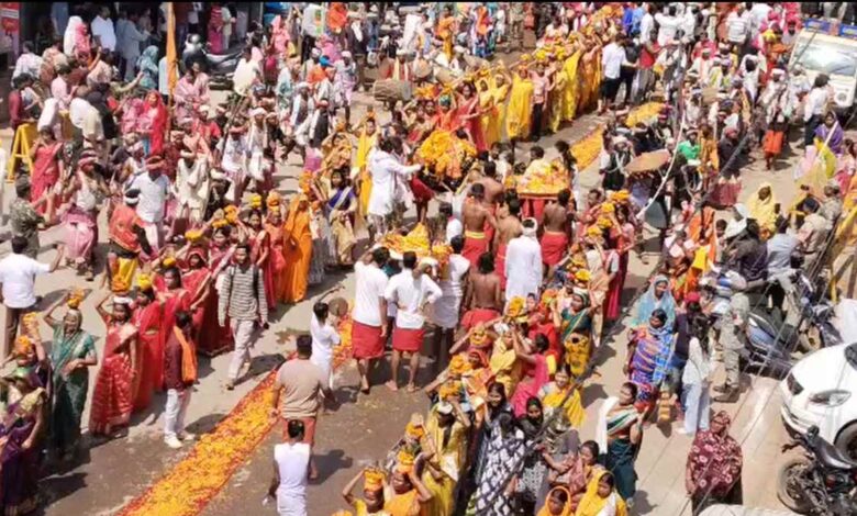75 दिवसीय बस्तर दशहरा संपन्न, मावली माता की डोली विदाई के साथ समापन 75 दिवसीय बस्तर दशहरा संपन्न, मावली माता की डोली विदाई के साथ समापन