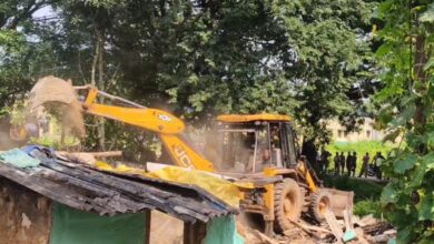 जगदलपुर में रेलवे कॉलोनी पर बुलडोजर, 32 अवैध मकान ढहे; कांग्रेस ने किया विरोध जगदलपुर में रेलवे कॉलोनी पर बुलडोजर, 32 अवैध मकान ढहे; कांग्रेस ने किया विरोध
