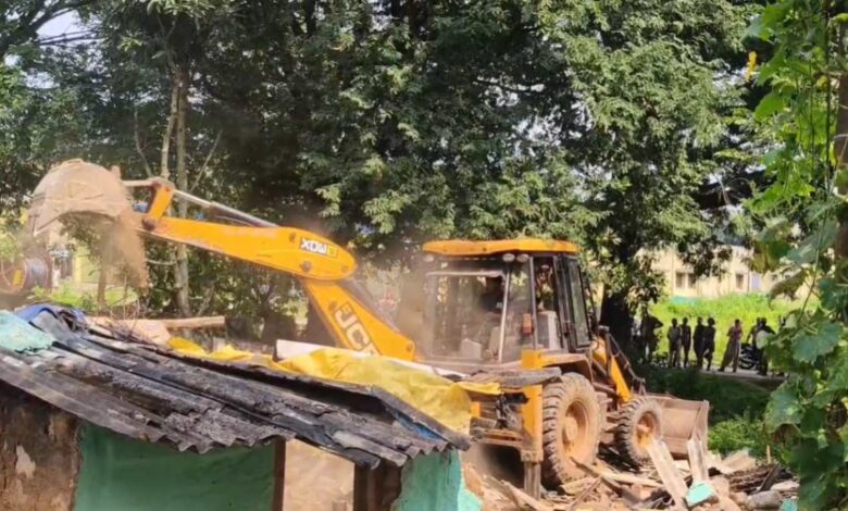 जगदलपुर में रेलवे कॉलोनी पर बुलडोजर, 32 अवैध मकान ढहे; कांग्रेस ने किया विरोध जगदलपुर में रेलवे कॉलोनी पर बुलडोजर, 32 अवैध मकान ढहे; कांग्रेस ने किया विरोध