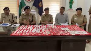 ज्वेलरी शॉप में चोरी के दो आरोपी गिरफ्तार,एक नाबालिग भी शामिल ज्वेलरी शॉप में चोरी के दो आरोपी गिरफ्तार,एक नाबालिग भी शामिल