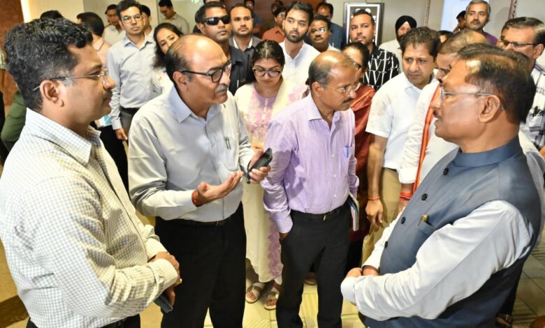 सीएम ने पीएम के प्रदेश प्रवास की तैयारियों का लिया जायज़ा, अधिकारियों को दिए निर्देश सीएम ने पीएम के प्रदेश प्रवास की तैयारियों का लिया जायज़ा, अधिकारियों को दिए निर्देश