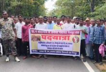 एसडीएम की कार्रवाई से आक्रोशित ग्रामीणों ने जनपद कार्यालय घेरा एसडीएम की कार्रवाई से आक्रोशित ग्रामीणों ने जनपद कार्यालय घेरा