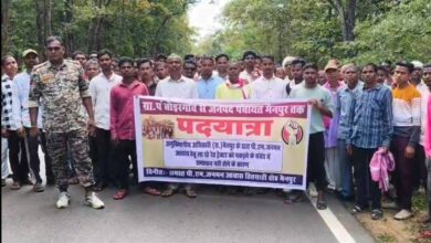 एसडीएम की कार्रवाई से आक्रोशित ग्रामीणों ने जनपद कार्यालय घेरा एसडीएम की कार्रवाई से आक्रोशित ग्रामीणों ने जनपद कार्यालय घेरा