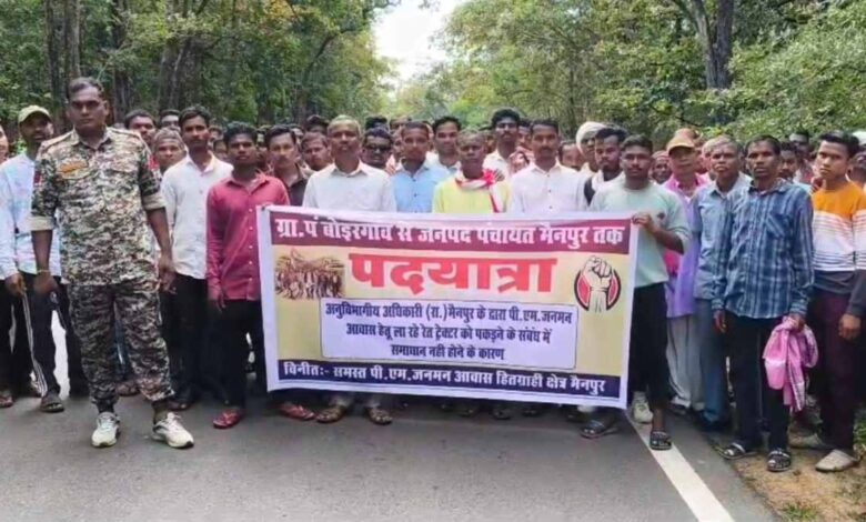 एसडीएम की कार्रवाई से आक्रोशित ग्रामीणों ने जनपद कार्यालय घेरा एसडीएम की कार्रवाई से आक्रोशित ग्रामीणों ने जनपद कार्यालय घेरा