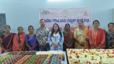 “आत्मनिर्भर भारत की मिसाल: पेंड्रा की महिलाएं बना रहीं हैं दीपावली के दीये” “आत्मनिर्भर भारत की मिसाल: पेंड्रा की महिलाएं बना रहीं हैं दीपावली के दीये”