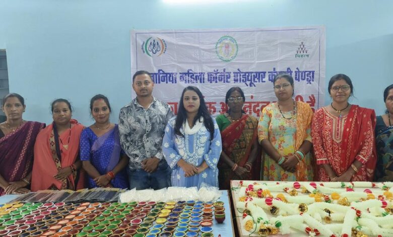 “आत्मनिर्भर भारत की मिसाल: पेंड्रा की महिलाएं बना रहीं हैं दीपावली के दीये” “आत्मनिर्भर भारत की मिसाल: पेंड्रा की महिलाएं बना रहीं हैं दीपावली के दीये”