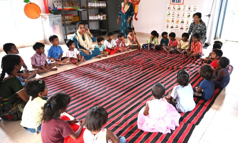 आंगनबाड़ी केंद्र पोषण, देखभाल और बच्चों के सर्वांगीण विकास का केंद्र आंगनबाड़ी केंद्र पोषण, देखभाल और बच्चों के सर्वांगीण विकास का केंद्र