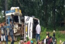 ट्रक की टक्कर से यात्री बस सड़क किनारे पलटी, एक दर्जन लोग घायल ट्रक की टक्कर से यात्री बस सड़क किनारे पलटी, एक दर्जन लोग घायल