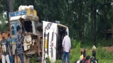 ट्रक की टक्कर से यात्री बस सड़क किनारे पलटी, एक दर्जन लोग घायल ट्रक की टक्कर से यात्री बस सड़क किनारे पलटी, एक दर्जन लोग घायल