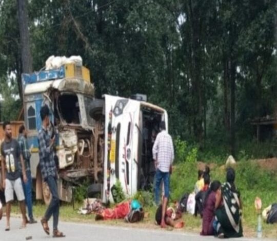 ट्रक की टक्कर से यात्री बस सड़क किनारे पलटी, एक दर्जन लोग घायल ट्रक की टक्कर से यात्री बस सड़क किनारे पलटी, एक दर्जन लोग घायल