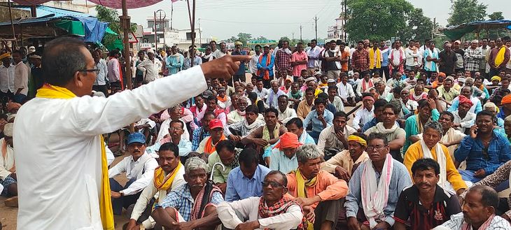 सर्व आदिवासी समाज ने पांच सूत्रीय मांगों को लेकर किया चक्काजाम सर्व आदिवासी समाज ने पांच सूत्रीय मांगों को लेकर किया चक्काजाम