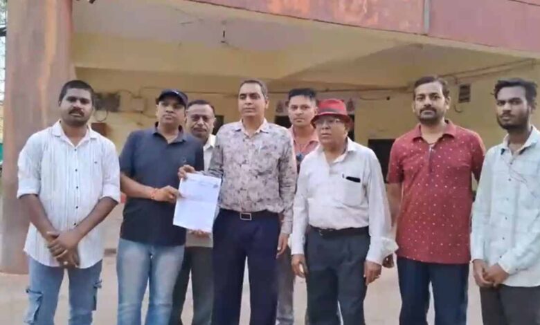 महाराजा अग्रसेन पर टिप्पणी से नाराज समाज के लोगों ने सौंपा ज्ञापन महाराजा अग्रसेन पर टिप्पणी से नाराज समाज के लोगों ने सौंपा ज्ञापन