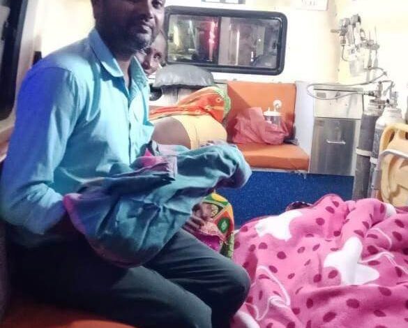 108 संजीवनी एक्सप्रेस में गूंजी किलकारी, मां-बेटी दोनों स्वस्थ 108 संजीवनी एक्सप्रेस में गूंजी किलकारी, मां-बेटी दोनों स्वस्थ