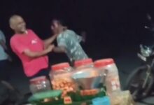नशे में धुत एएसआई और आरक्षक को लोगो ने पीटा नशे में धुत एएसआई और आरक्षक को लोगो ने पीटा