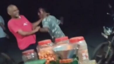 नशे में धुत एएसआई और आरक्षक को लोगो ने पीटा नशे में धुत एएसआई और आरक्षक को लोगो ने पीटा