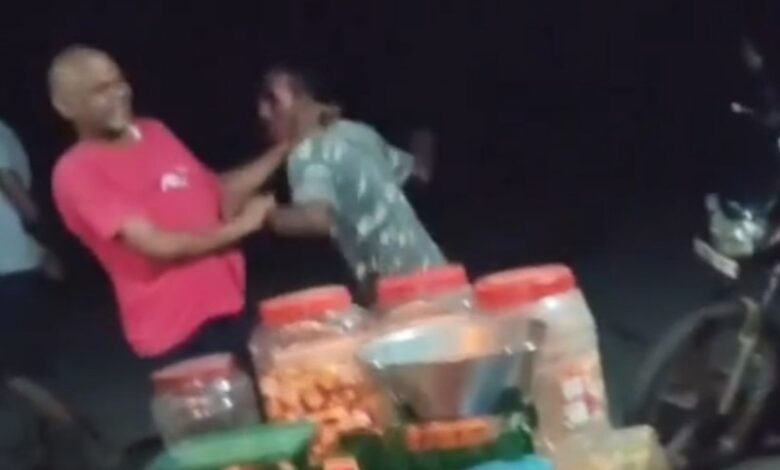नशे में धुत एएसआई और आरक्षक को लोगो ने पीटा नशे में धुत एएसआई और आरक्षक को लोगो ने पीटा