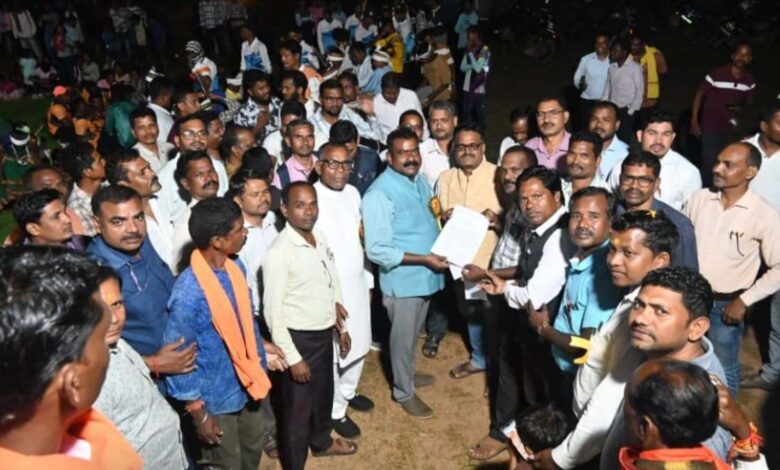 कोंडागांव में शिक्षक अपमान मामले पर हंगामा कोंडागांव में शिक्षक अपमान मामले पर हंगामा