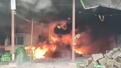 भाटापारा सब्जी मंडी में लगी भीषण आग भाटापारा सब्जी मंडी में लगी भीषण आग