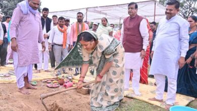 सूरजपुर में साढ़े 11 करोड़ की लागत से दो सड़कों का होगा निर्माण, भूमिपूजन सूरजपुर में साढ़े 11 करोड़ की लागत से दो सड़कों का होगा निर्माण, भूमिपूजन