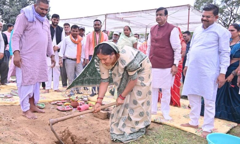 सूरजपुर में साढ़े 11 करोड़ की लागत से दो सड़कों का होगा निर्माण, भूमिपूजन सूरजपुर में साढ़े 11 करोड़ की लागत से दो सड़कों का होगा निर्माण, भूमिपूजन