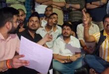 छात्र निष्कासन पर बवाल: GGU में NSUI का हंगामा, विधायक अटल श्रीवास्तव भी उतरे मैदान में छात्र निष्कासन पर बवाल: GGU में NSUI का हंगामा, विधायक अटल श्रीवास्तव भी उतरे मैदान में