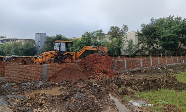 रायपुर के टेमरी में अवैध प्लाटिंग पर चला बुलडोजर, प्रशासन की बड़ी कार्रवाई रायपुर के टेमरी में अवैध प्लाटिंग पर चला बुलडोजर, प्रशासन की बड़ी कार्रवाई