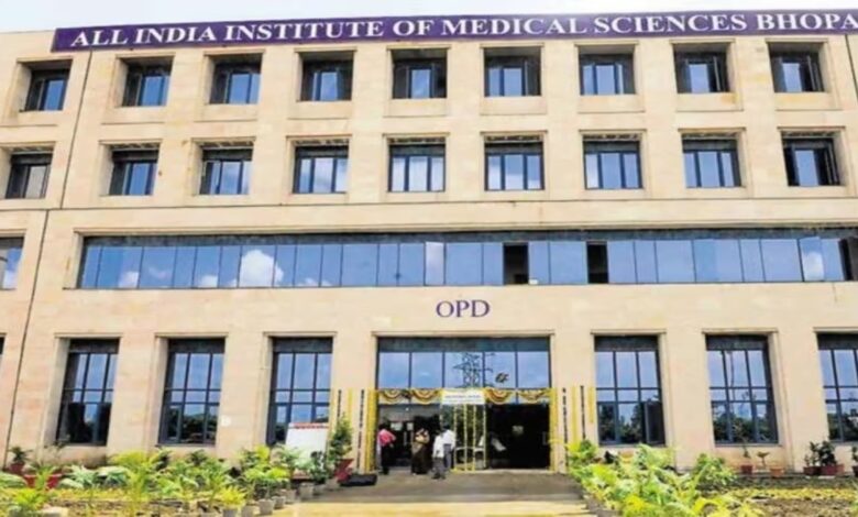AIIMS भोपाल के ब्लड बैंक से प्लाज्मा चोरी का सनसनीखेज मामला, CCTV में कैद हुआ कर्मचारी की करतूत AIIMS भोपाल के ब्लड बैंक से प्लाज्मा चोरी का सनसनीखेज मामला, CCTV में कैद हुआ कर्मचारी की करतूत