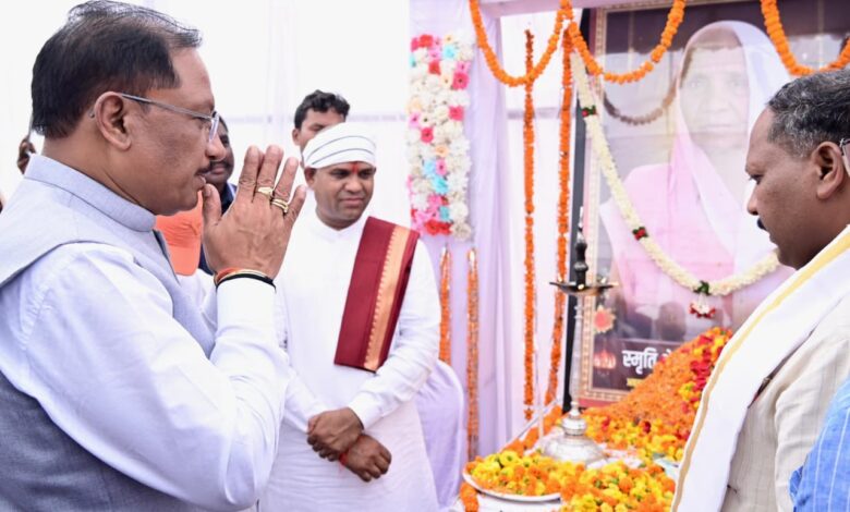 सीएम दिवंगत चन्दन बाई के शोक संतप्त परिवार से मिले, दी श्रद्धांजलि सीएम दिवंगत चन्दन बाई के शोक संतप्त परिवार से मिले, दी श्रद्धांजलि