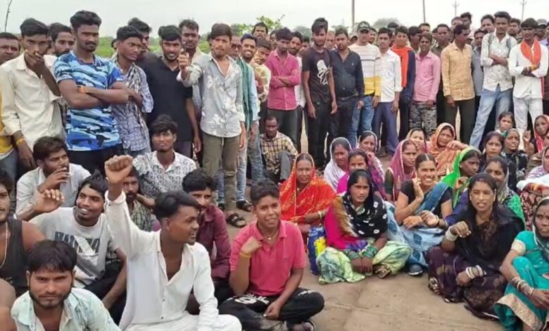वेतन वृद्धि की मांग, बजरंग केमिकल के कर्मियों ने खोला मोर्चा वेतन वृद्धि की मांग, बजरंग केमिकल के कर्मियों ने खोला मोर्चा