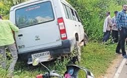 नायब तहसीलदार की गाड़ी ने बाइक सवार दो को ठोका, घायल नायब तहसीलदार की गाड़ी ने बाइक सवार दो को ठोका, घायल