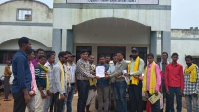 ग्रामीणों ने कोयला खदान के विरोध में राष्ट्रपति और राज्यपाल के नाम ज्ञापन सौंपा