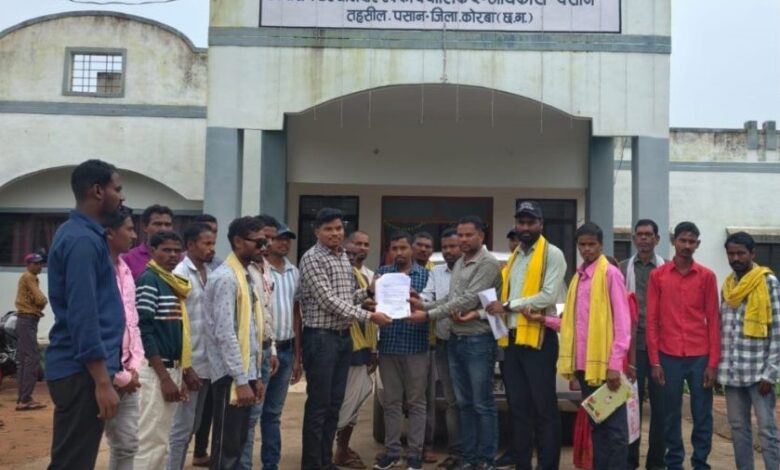 ग्रामीणों ने कोयला खदान के विरोध में राष्ट्रपति और राज्यपाल के नाम ज्ञापन सौंपा ग्रामीणों ने कोयला खदान के विरोध में राष्ट्रपति और राज्यपाल के नाम ज्ञापन सौंपा