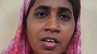 पति को शराब बिक्री के केस में फंसाने की धमकी देकर आरक्षक ने जबरन घर घुसकर की वसूली पति को शराब बिक्री के केस में फंसाने की धमकी देकर आरक्षक ने जबरन घर घुसकर की वसूली