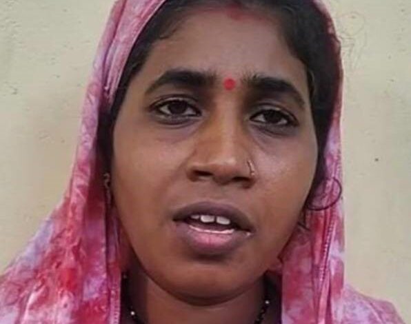पति को शराब बिक्री के केस में फंसाने की धमकी देकर आरक्षक ने जबरन घर घुसकर की वसूली पति को शराब बिक्री के केस में फंसाने की धमकी देकर आरक्षक ने जबरन घर घुसकर की वसूली