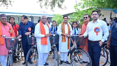 केंद्रीय राज्यमंत्री ने बीआर साव स्कूल की 73 छात्राओं को वितरित की साइकिल केंद्रीय राज्यमंत्री ने बीआर साव स्कूल की 73 छात्राओं को वितरित की साइकिल
