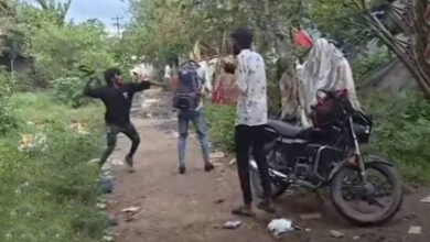 कोरबा में कानून व्यवस्था सवालों के घेरे में: नशे में धुत युवक ने की सरेआम पिटाई, पुलिस पर उठे सवाल