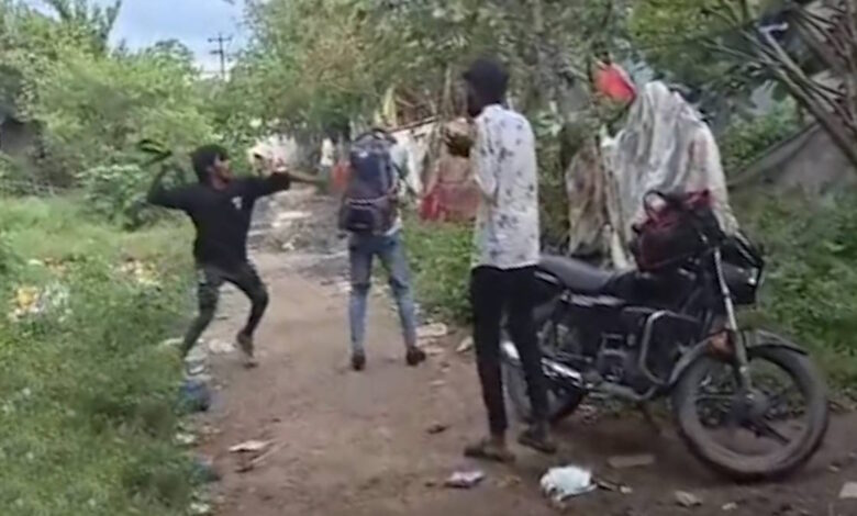 कोरबा में कानून व्यवस्था सवालों के घेरे में: नशे में धुत युवक ने की सरेआम पिटाई, पुलिस पर उठे सवाल कोरबा में कानून व्यवस्था सवालों के घेरे में: नशे में धुत युवक ने की सरेआम पिटाई, पुलिस पर उठे सवाल